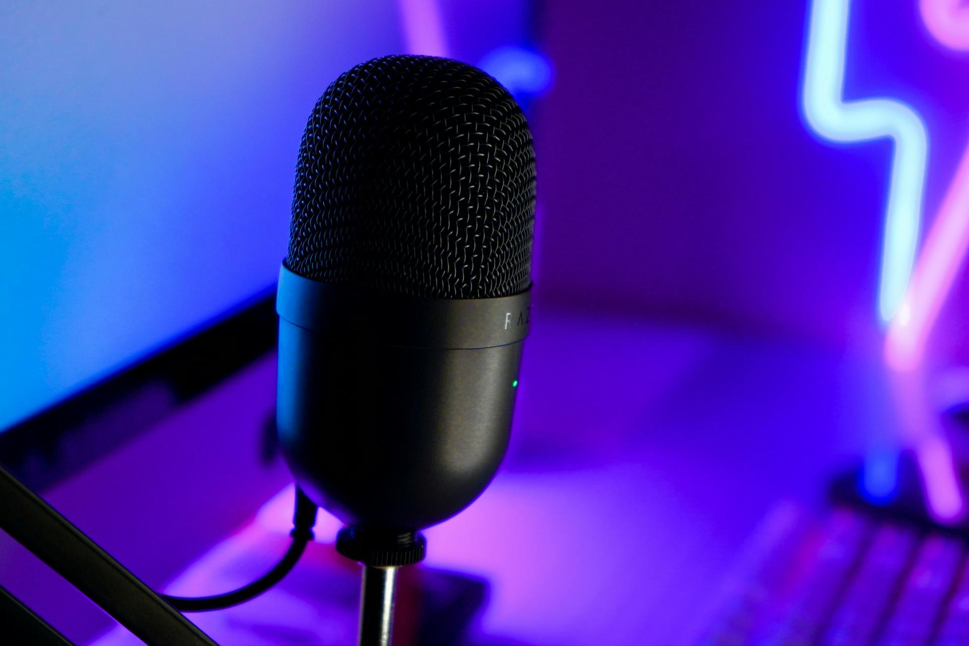 Creator microphone setup for podcasts and live streams